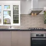 Limehouse Townhomes A 4-Bedroom 3-Bathroom Townhome With A Private Garden