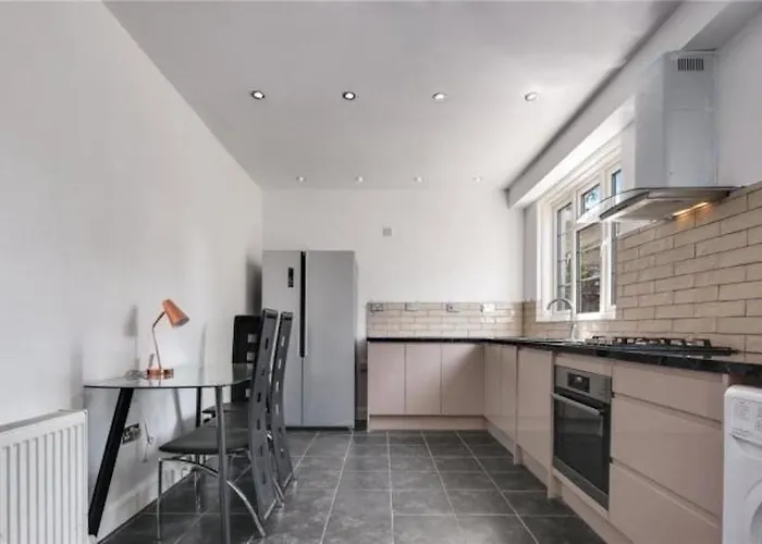 Limehouse Townhomes A 4-Bedroom 3-Bathroom Townhome With A Private Garden
