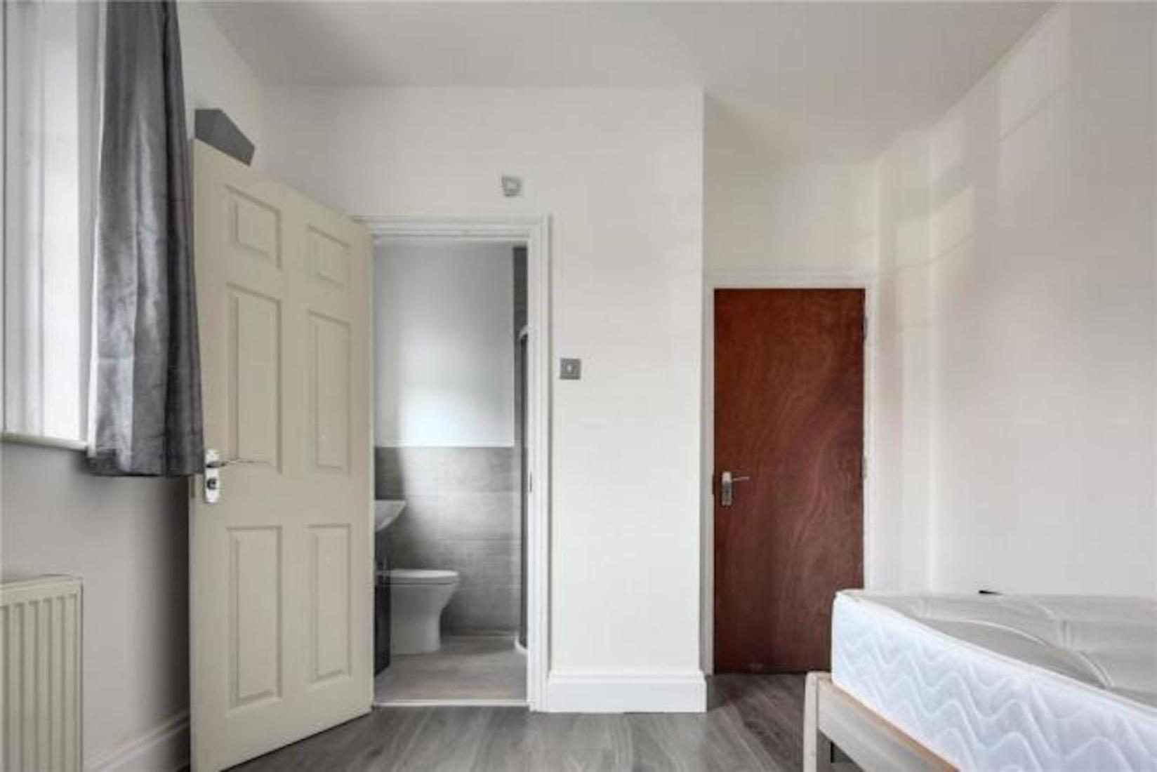 Limehouse Townhomes A 4-bedroom 3-bathroom Townhome With A Private Garden