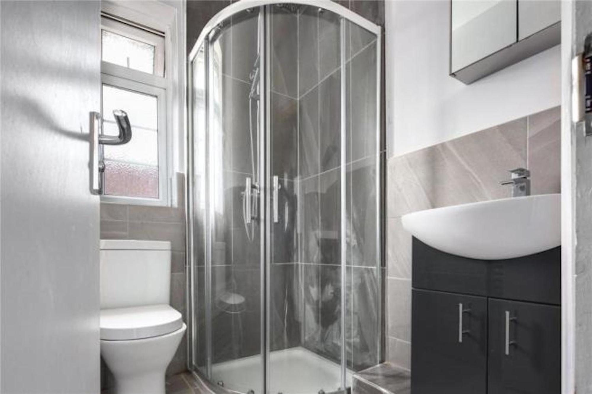 Limehouse Townhomes A 4-bedroom 3-bathroom Townhome With A Private Garden *